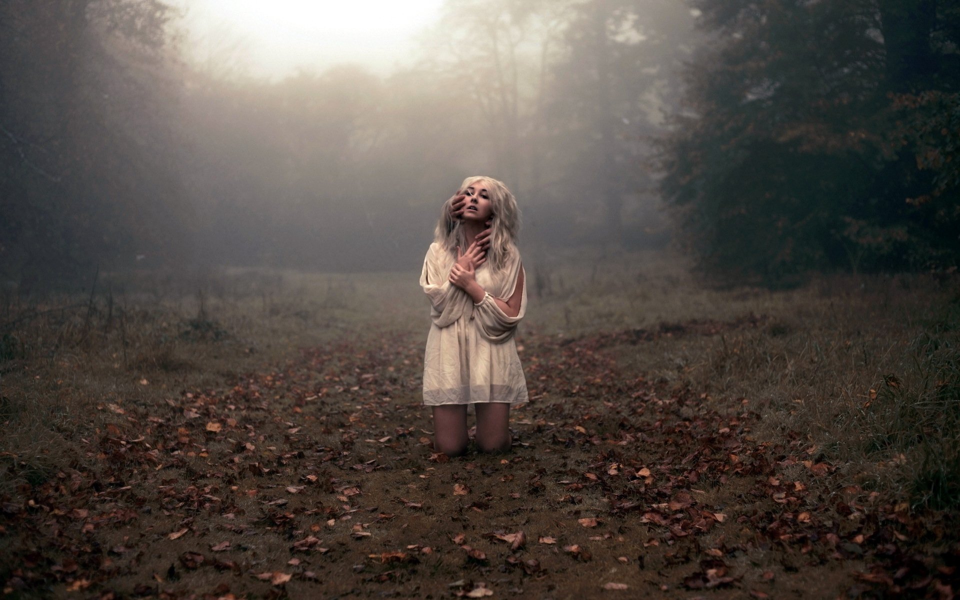 ragazza nebbia mani situazione