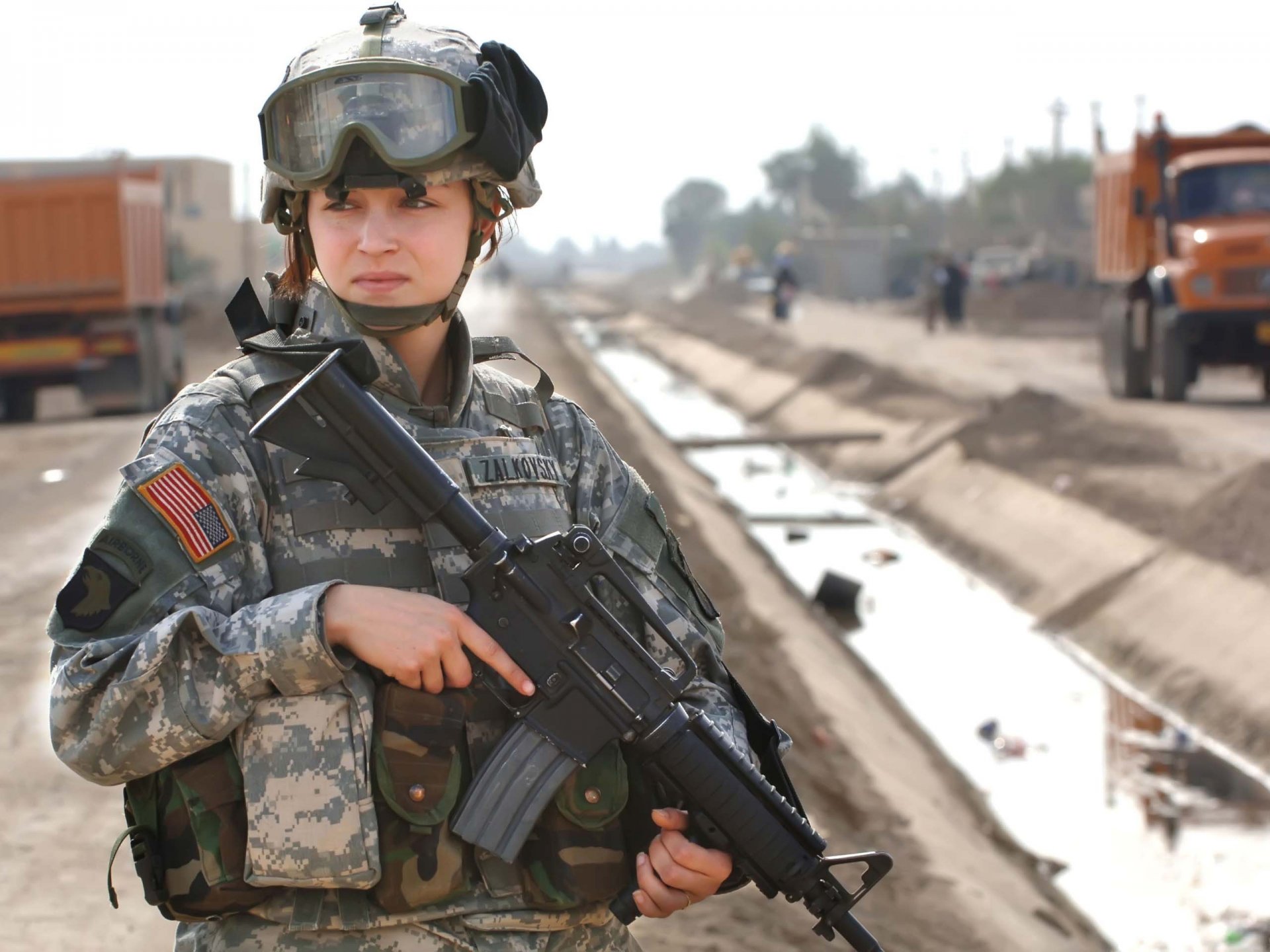 soldat privat soldat zalkovsky landung division luft landung einheit usa auf posten schön mädchen in hände colt m4a1 automatisch karabiner