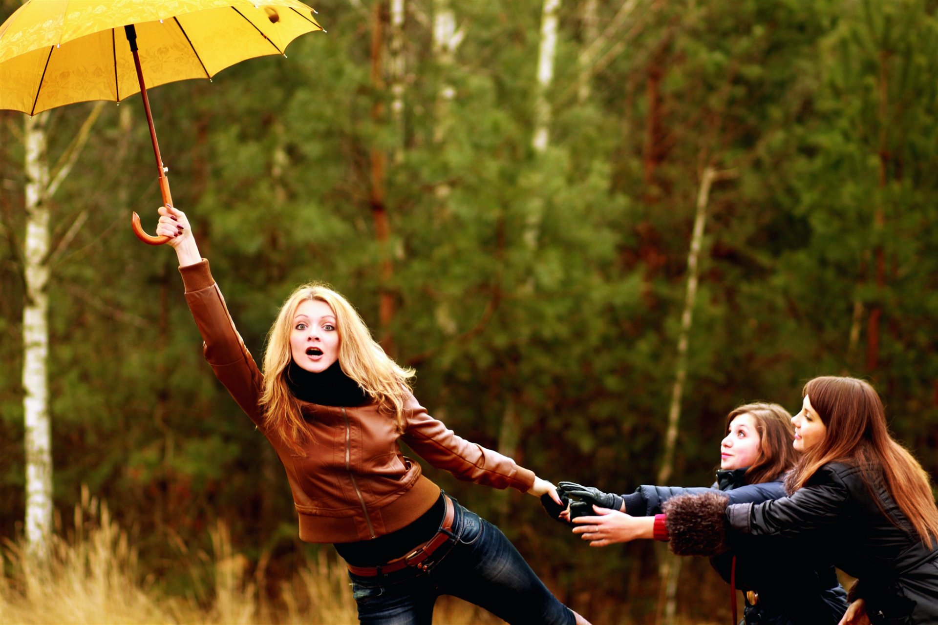 dziewczyny blondynka szatynki trio parasol wiatr natura las