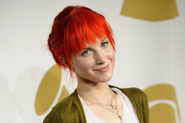 Foto della cantante Dai Capelli rossi e sorridente Hayley Williams