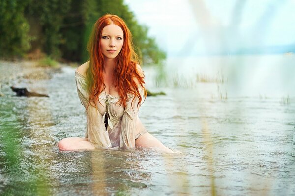 Linda chica se baña en el río. Naturaleza