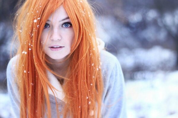 Fille Rousse sur fond de neige