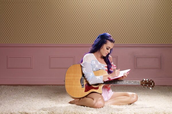 La cantante Katy Perry escribe en un Bloc de notas