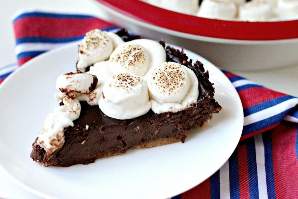 Gâteau au chocolat avec de la crème sur une assiette