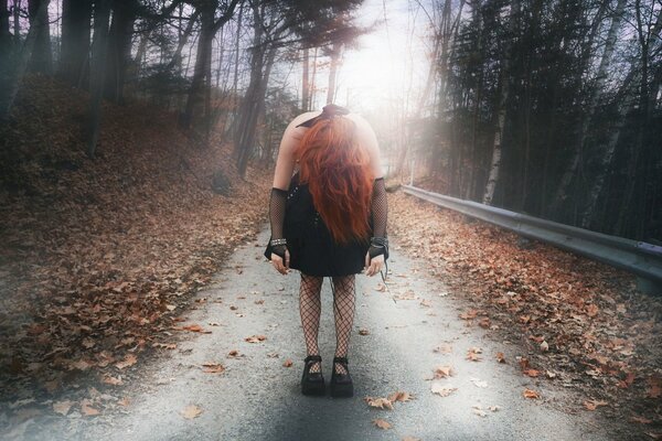 Fille Rousse sur la route à l automne