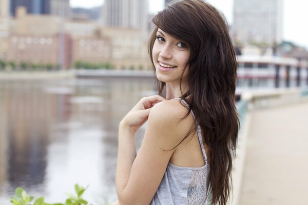 Fille aux cheveux de chocolat sur fond de ville