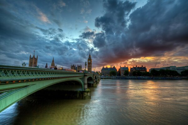 Pont de Westminster à Londres au coucher du soleil