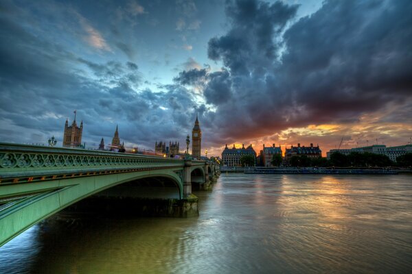 Il ponte di Westminster di Londra al tramonto