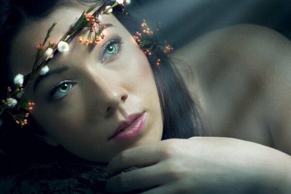 Portrait d une jeune fille avec une Couronne magique