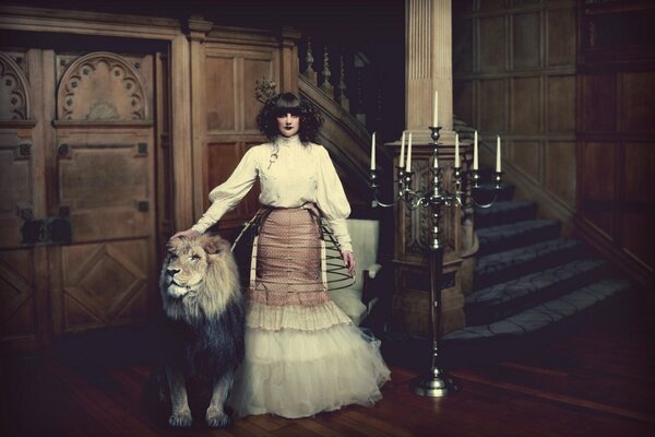 Fille avec un Lion près des Marches et chandelier