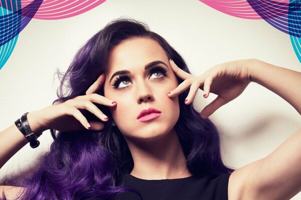 Katty Perry con i capelli viola