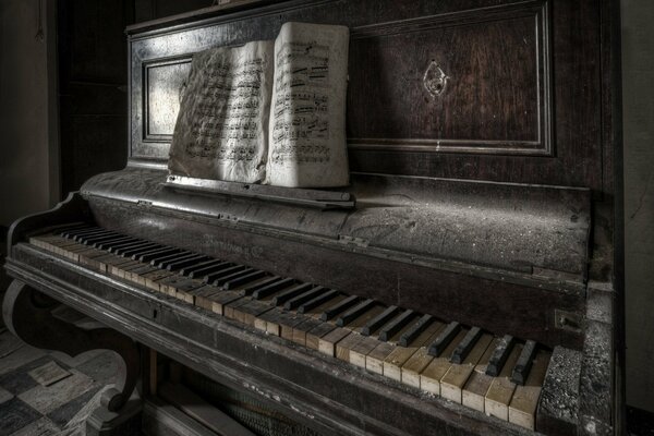 Vieux piano décrépit sur lequel se trouvent les mêmes vieilles notes