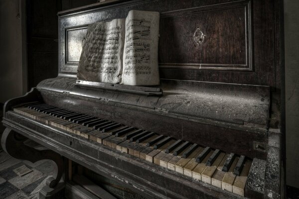 Un vecchio pianoforte decrepito su cui si trovano le stesse vecchie note