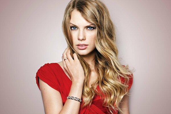 Foto de retrato de Taylor Swift en rojo