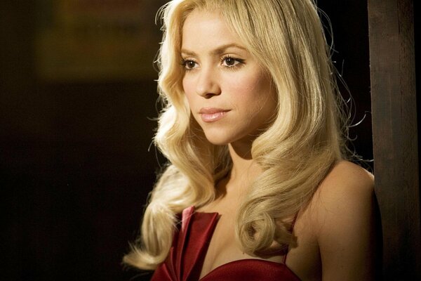 Chanteuse Shakira en robe rouge