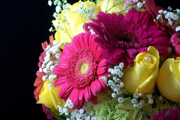 Hermoso ramo de rosas amarillas, gerberas rojas y gypsophila blanca