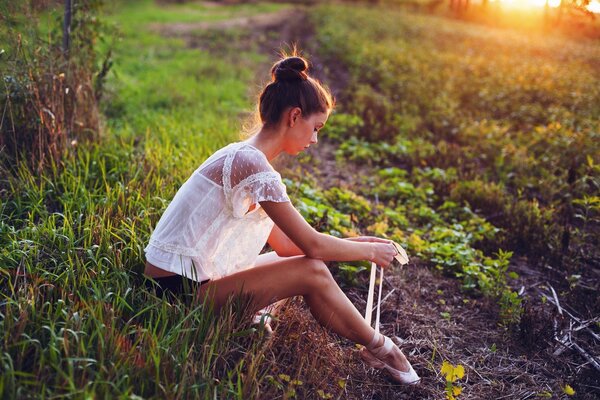 Fille dans la soirée dans la nature tire des pointes