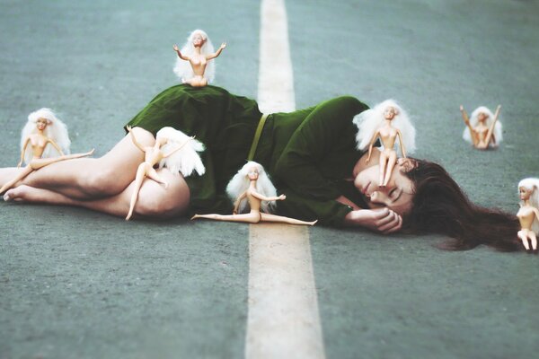 Fille endormie entourée de poupées