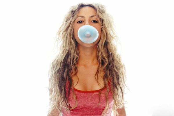 Shakira con una burbuja de chicle inflable