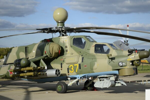 Российский ударный вертолет, стоит на аэродроме