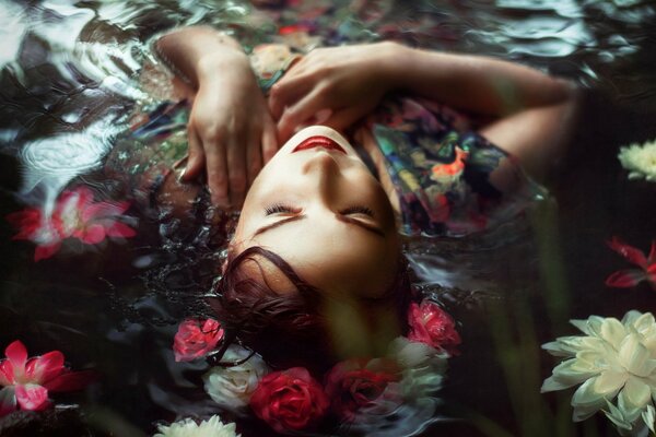 Fille dans les fleurs de l eau autour