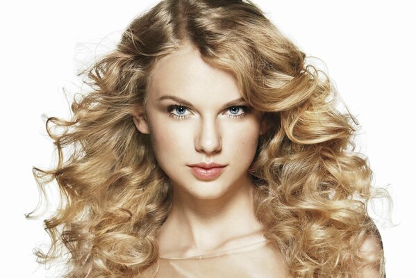 Taylor swift mit krummen locken