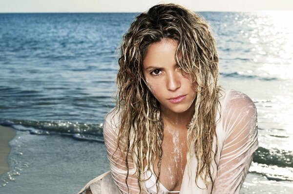 Shakira contra el mar azul