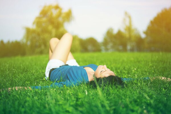 Morena chica de vacaciones en la naturaleza