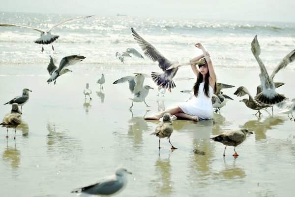 Chica del mar fotografiada con pájaros