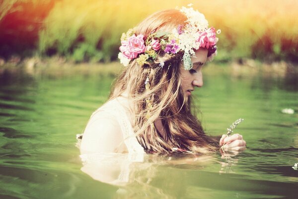 Chica con una corona de flores en la cabeza