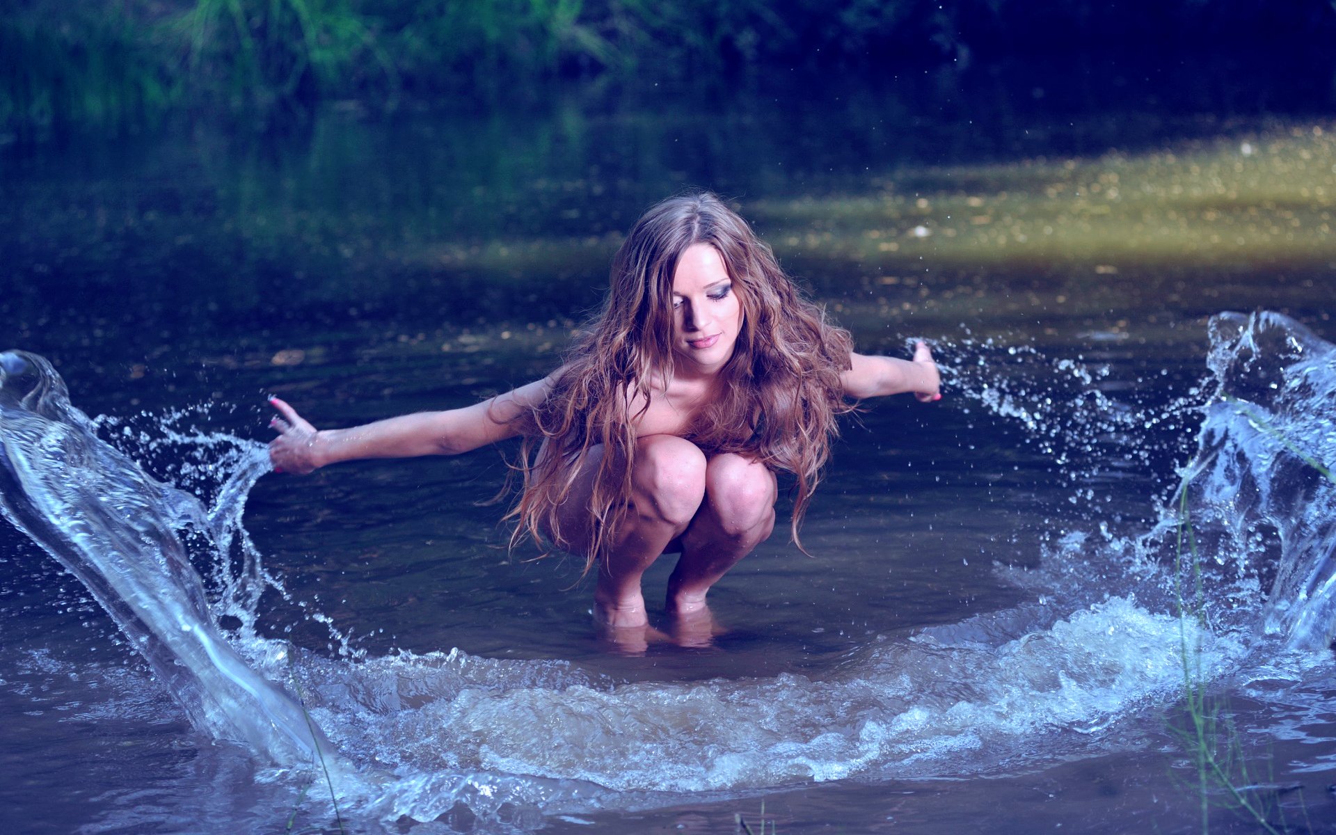 chica cabello agua río salpicaduras salpicaduras