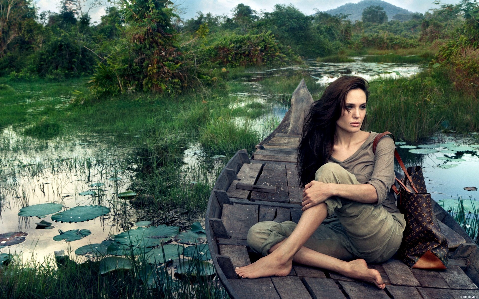 angelina jolie assis bateau marais