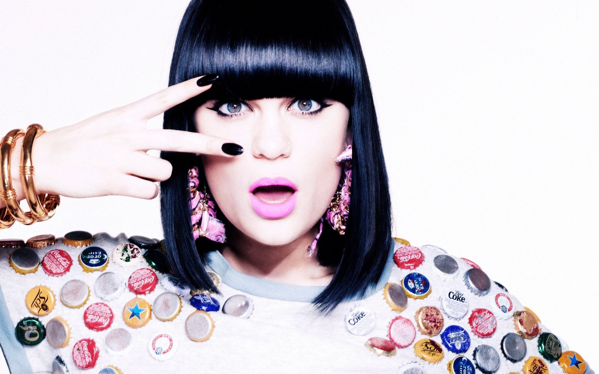 jessie j mädchen sängerin brünette lippenstift nagellack ohrringe armbänder hintergrund überraschung blick