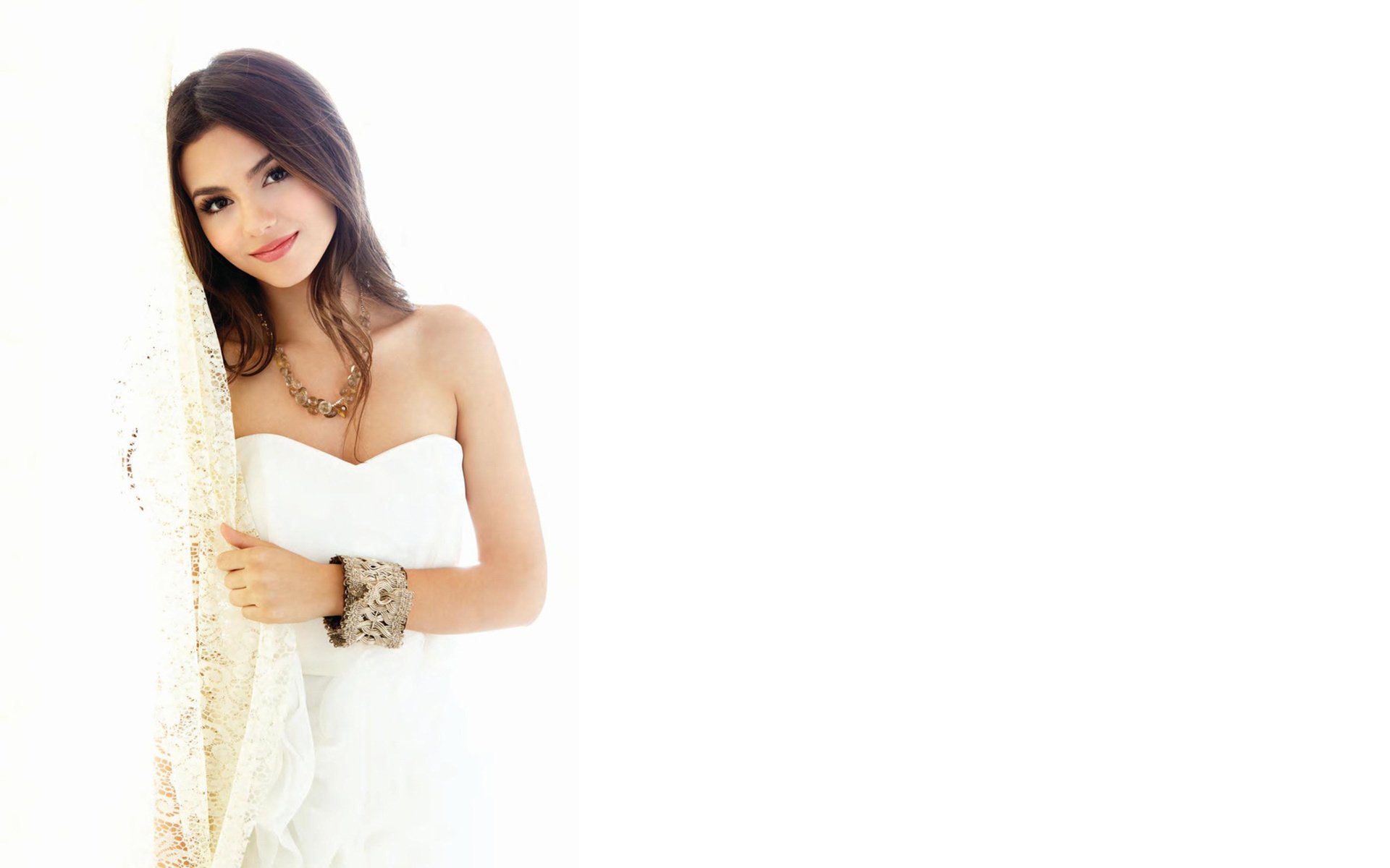 victoria justice fille belle victoria brunette cheveux sourire regard yeux bracelet fond blanc