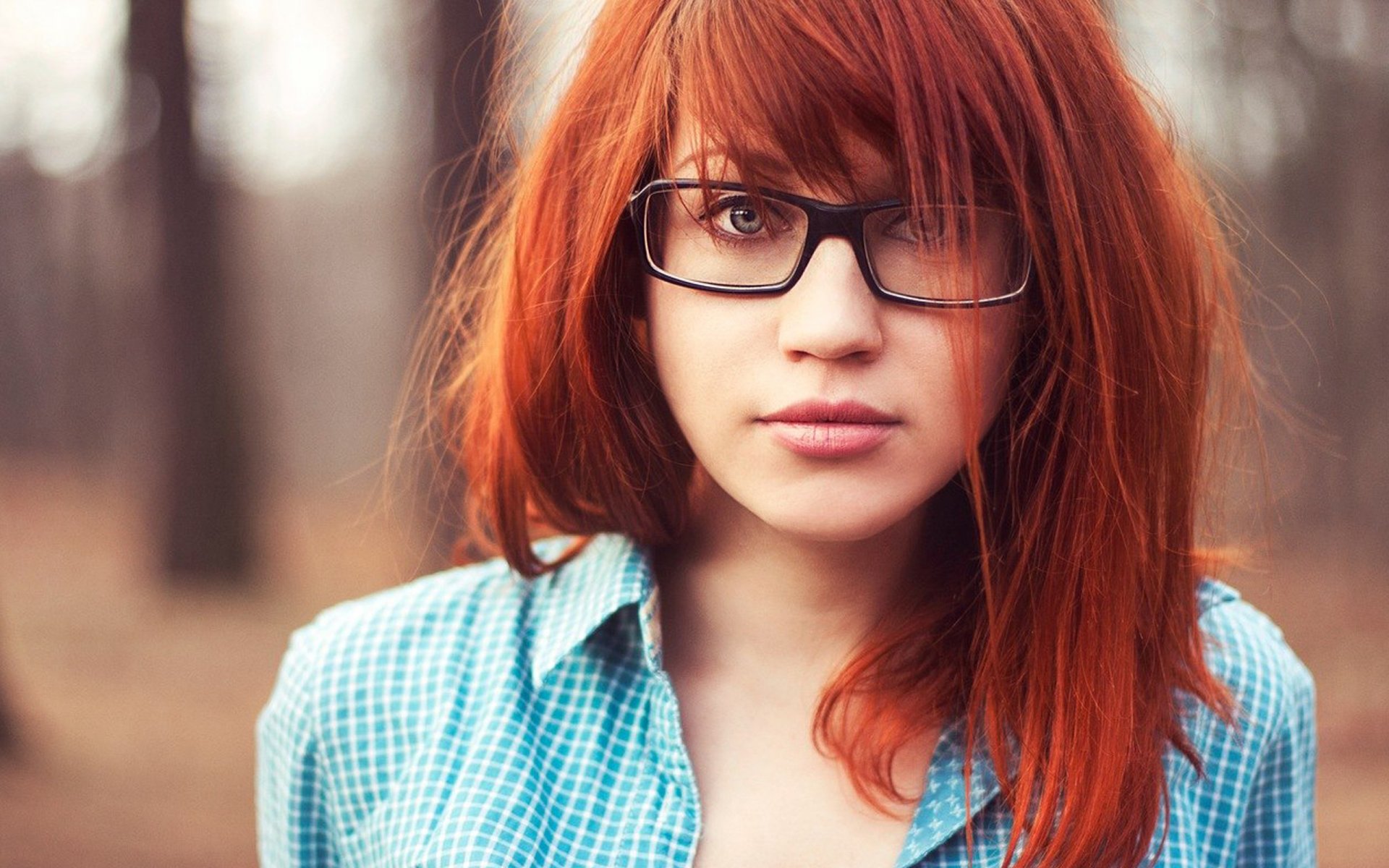 fille rousse lunettes chemise