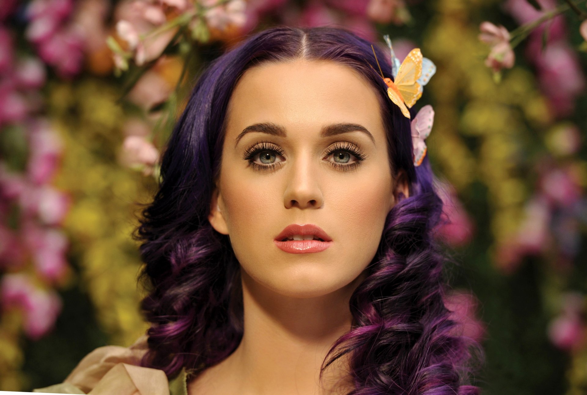 katy perry wide awake cantante ragazza viso capelli viola farfalle