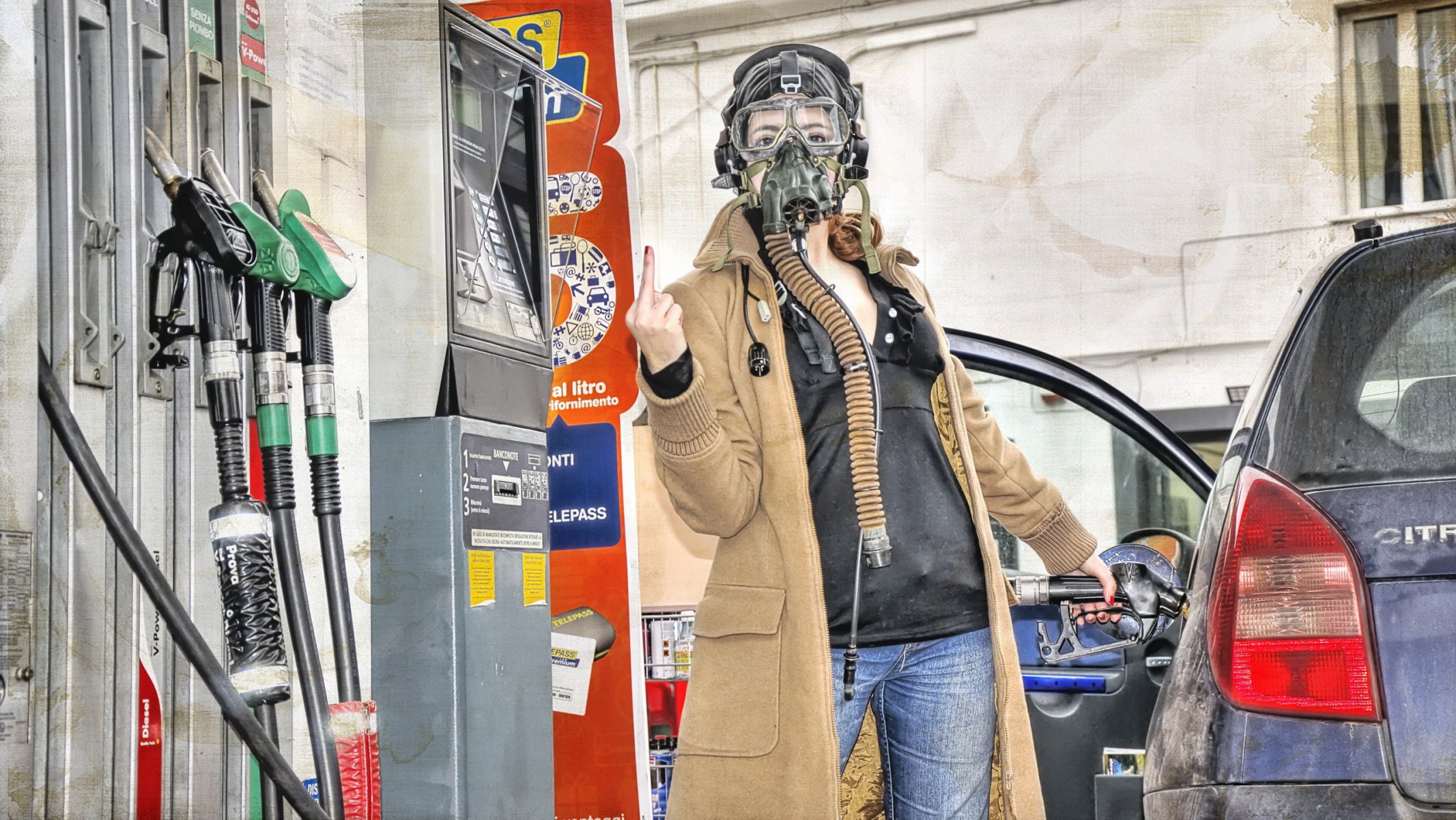 mädchen tankstelle situation