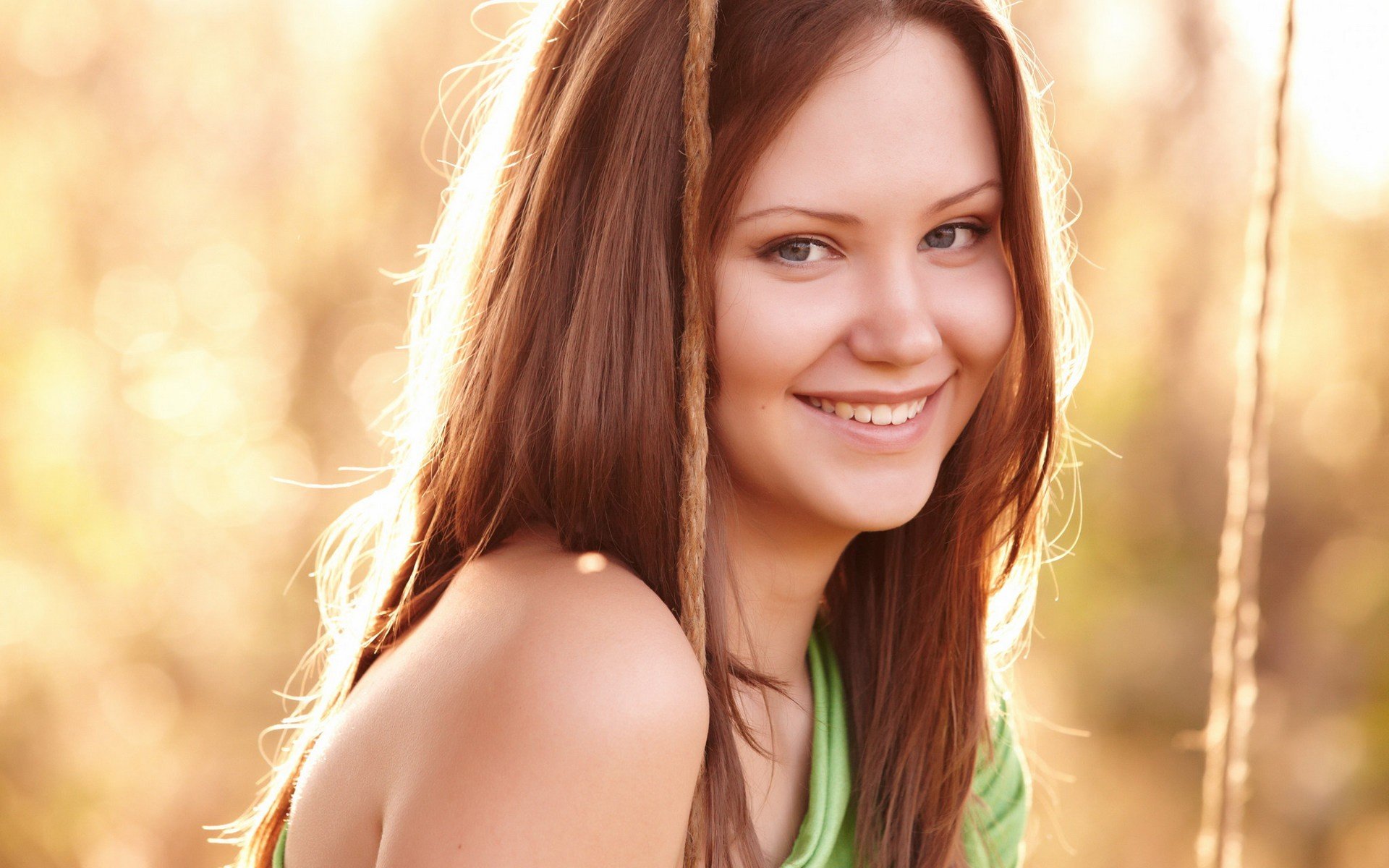 stimmung mädchen rotschopf gesicht lächeln blick make-up sonne schaukeln hintergrund hintergrundbilder vollbild