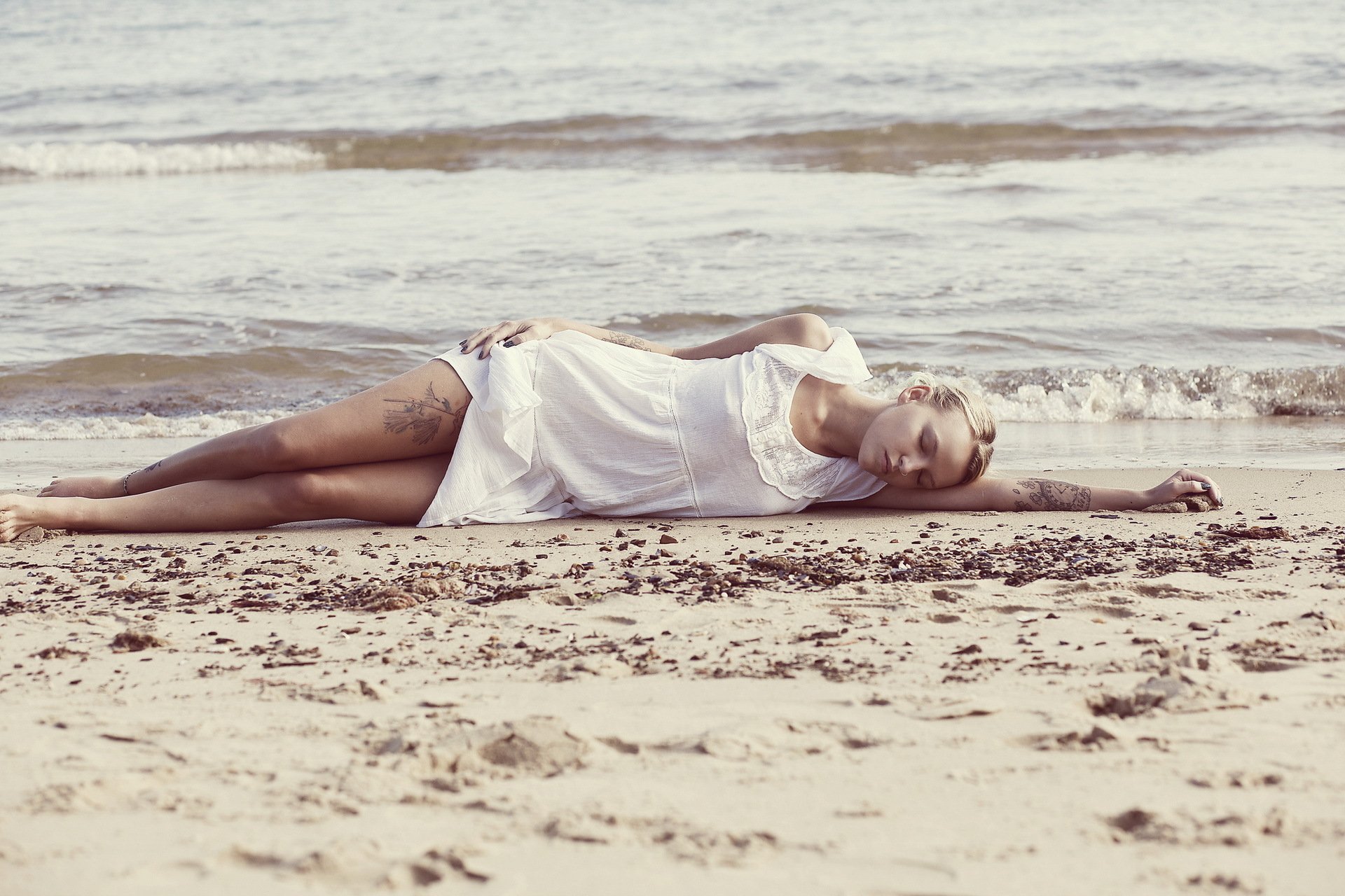 Девушка лежит на песке