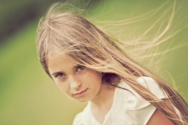 Retrato de una niña con el pelo revoloteando