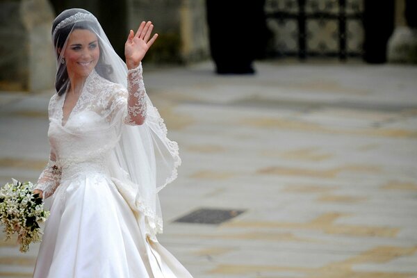 Katherine Middleton in abito da sposa agita la mano