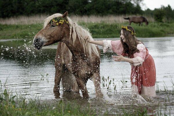 Russisches Mädchen badet mit einem Pferd