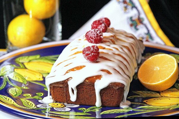 Süßer Kuchen mit Zuckerguss und Himbeeren verziert