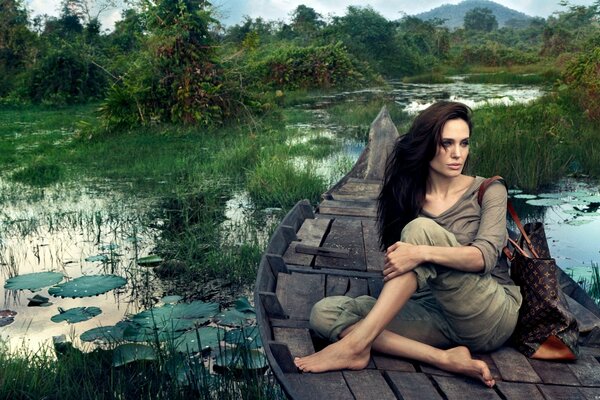 Andelina Jolie en un barco en el pantano