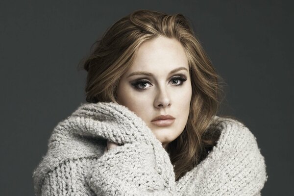 Sängerin Adele im Strickpullover