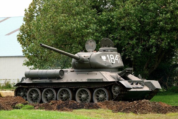 Ogromny radziecki czołg z gąsienicą