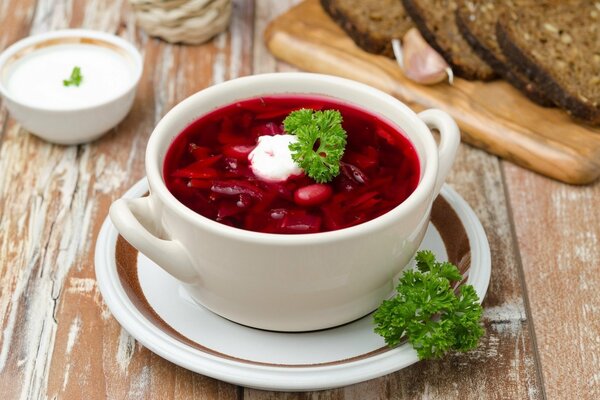 Borscht di fagioli con panna acida per pranzo 