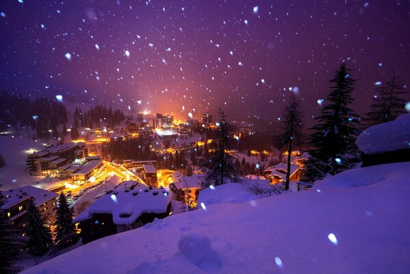 Cuento de invierno en las montañas nevadas