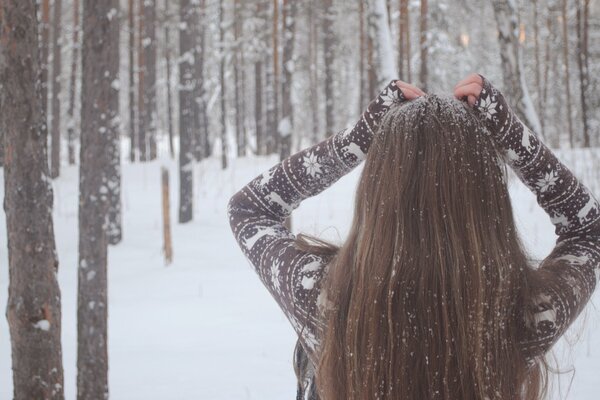 Imagen de una niña en el bosque de invierno