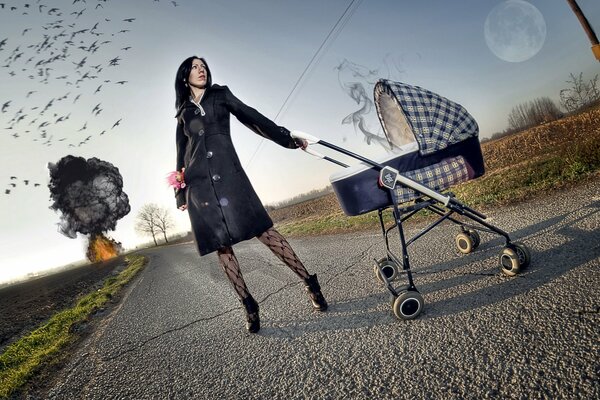 Chica en el camino con un cochecito